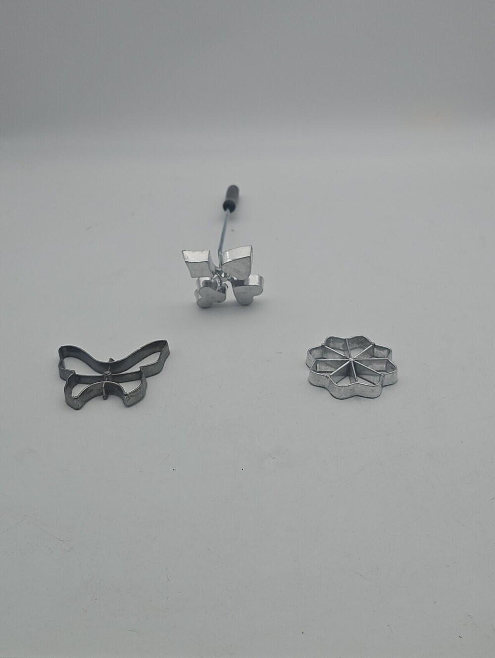 Vintage Rosette Set 3 Pieces Has Wooden Handle